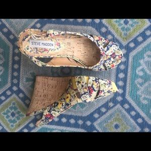 Steve Madden YLW/BL open toe floral cork wedge